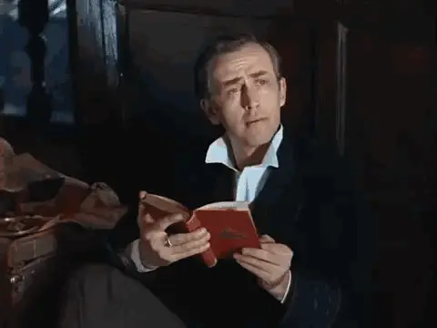 Шерлок Холмс (Ливанов) читает книгу