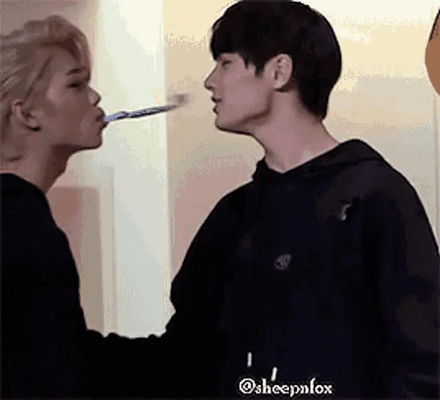 Stray Kids Felix & Jeongin Share a Toothbrush Bubble