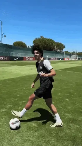 Trincao Waving on Sporting SCP Field