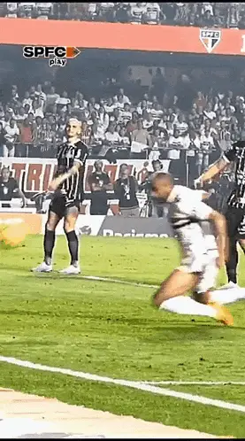 Lucas Mão in Action on the Football Field