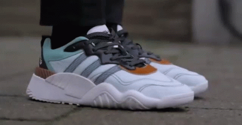 Adidas кроссовки: ходить, стоять