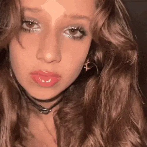 Isabel Larosa Pose