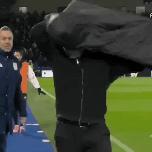 Unai Emery coat struggle