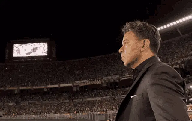Gallardo sonríe en el estadio