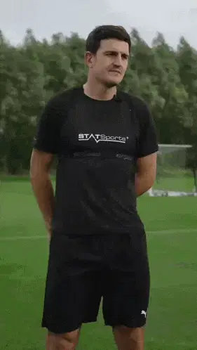 Harry Maguire with FC Augsburg Logo