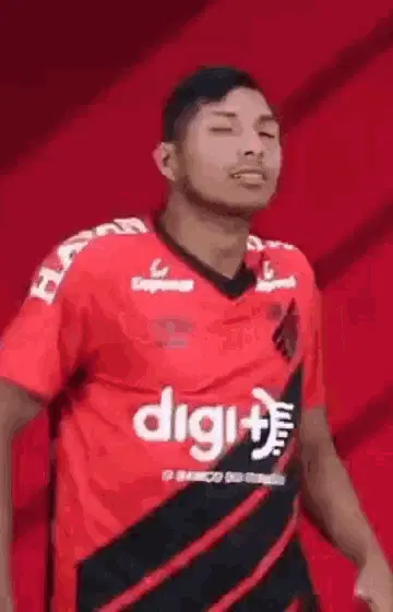 Rony do Athletico Paranaense com a bola