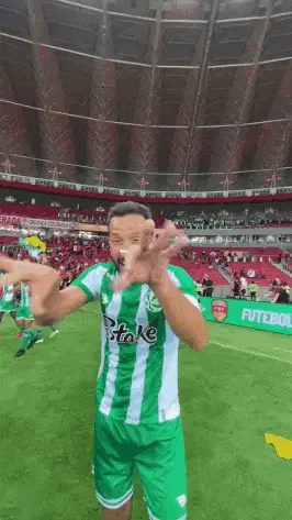 Juventude Nenê: Momento Engraçado no Campo