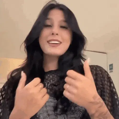 Ana Flavia & Ana Castela Thumbs Up