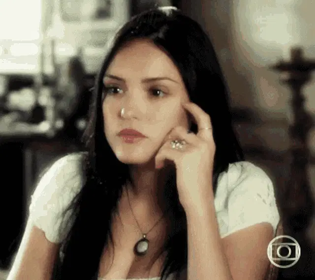 Isabelle Drummond Refletindo Pensativa