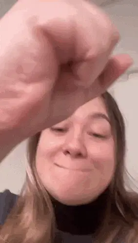 Nathali Fazendo Careta no Celular