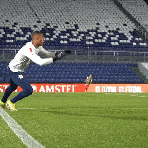 Goleiro Pegando a Bola - Red Bull Bragantino