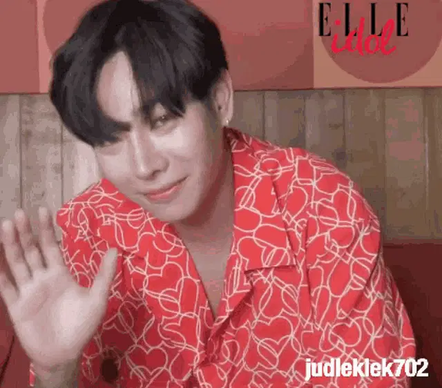เป๊กผลิตโชค Peck Palitchoke Waving Hello