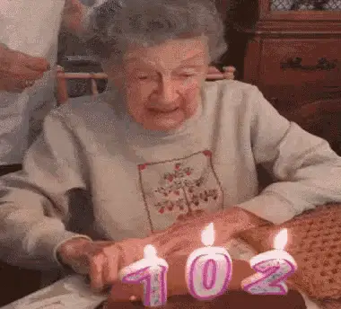 Idosa Soprando Velas de 102 Anos, Opa!