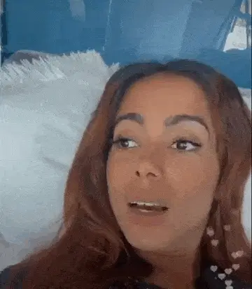 Anitta Levantando Do Travesseiro
