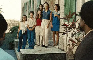 Ainda Estou Aqui: Family on House Steps