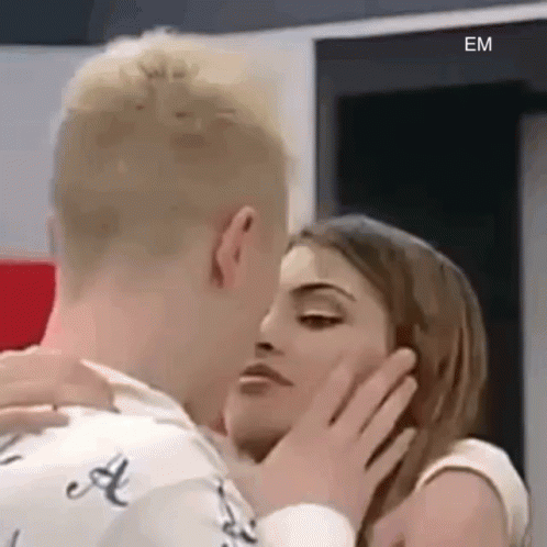 Amici17: Biondo e Emma si baciano
