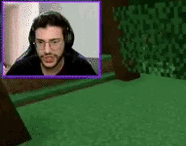 Vales Batuş Reacts While Gaming