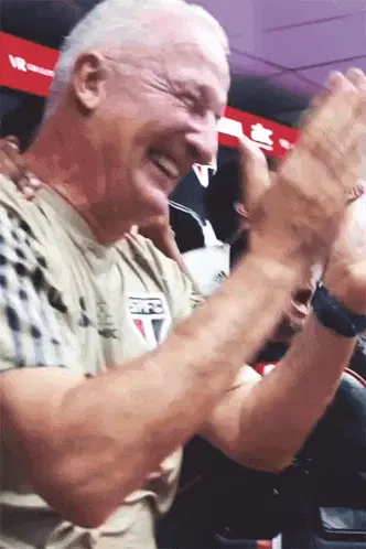 Técnico do São Paulo FC Celebrando