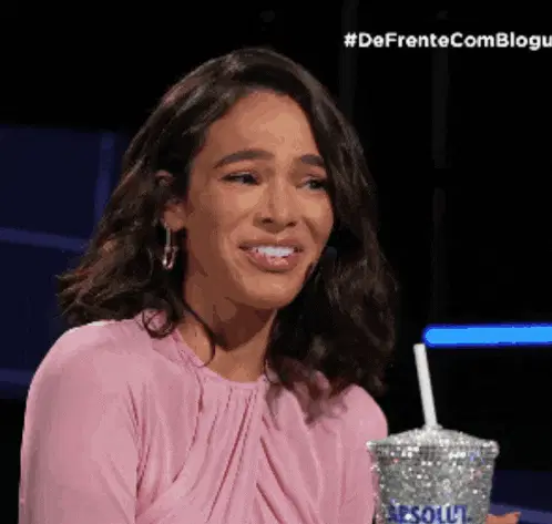 Bruna Marquezine ri em De Frente Com Blogueirinha