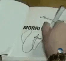 Andressa Urach assina livro Morri Para Viver