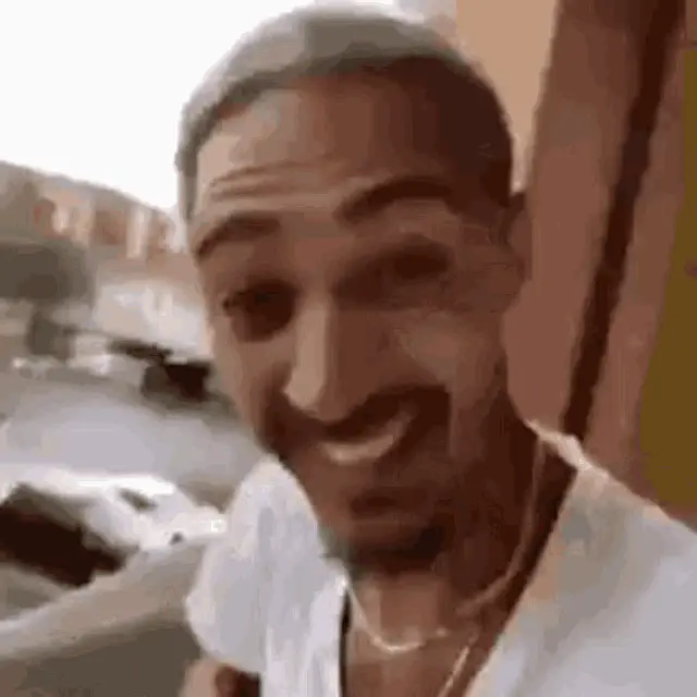 Homem rindo e fazendo caretas
