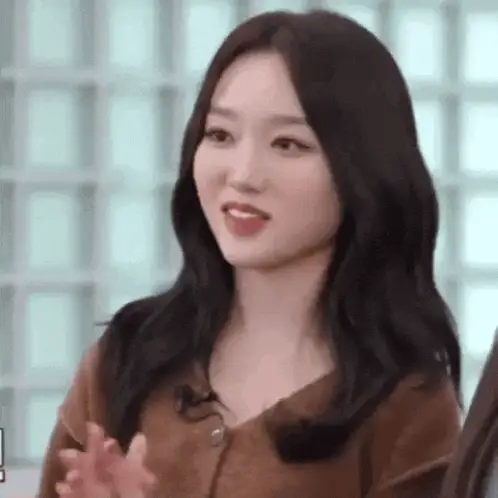 Gowon (LOONA) Clapping Hands & Cute Reaction – free GIF download