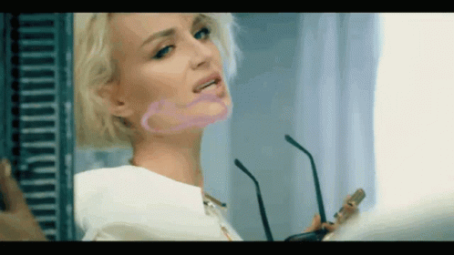 полина гагарина с очками