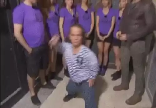 Clé: Homme en Rayures et Groupe Violet