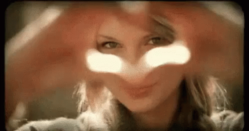Taylor Swift Makes Heart Hands – free GIF download