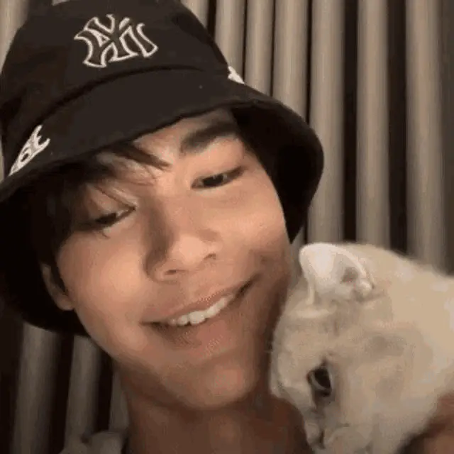 Dew Jirawat with a Cute Cat