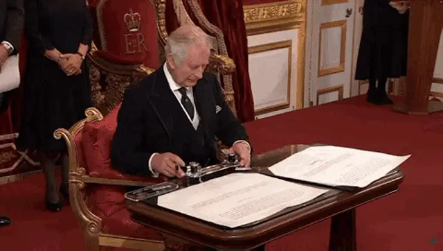 King Charles' Pen Frustration During Proclamation