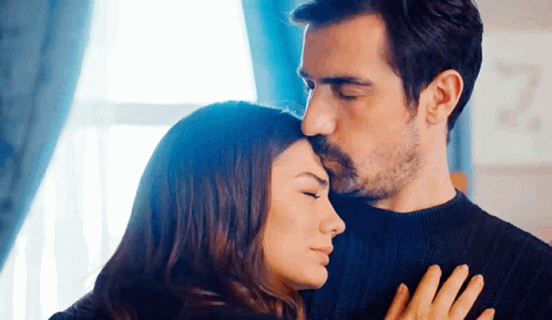 Doğduğun Ev Kaderindir - Zeynep and Mehdi Hug