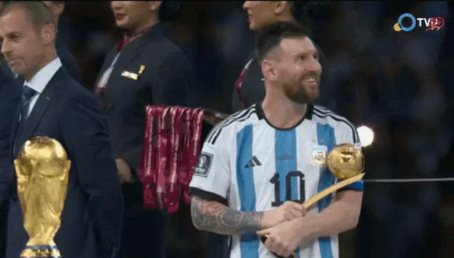 Messi Besa la Copa Mundial
