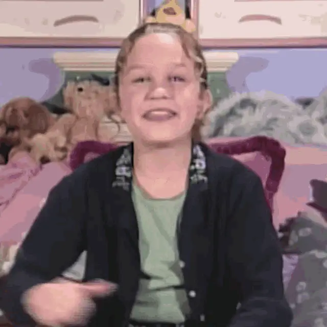 Young Amanda Bynes Smiling and Waving