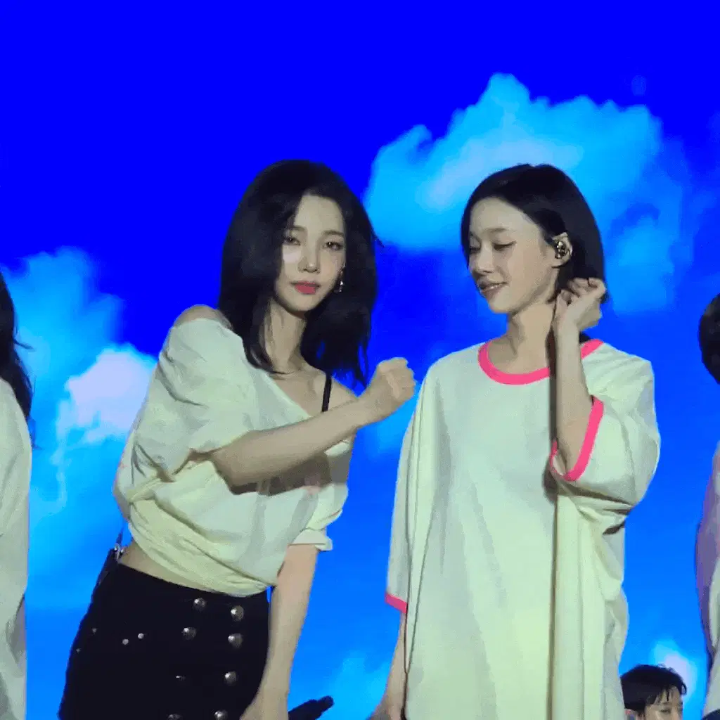 aespa's Karina and Winter doing jiminjeong cross
