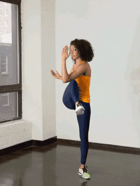 Fitness: Woman doing knee-to-elbow exercise