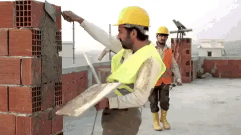 İnşaat İşçileri Duvar Örüyor