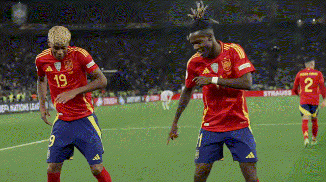 Yamal and Williams dancing