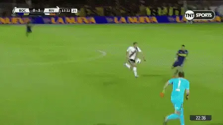 Armani patada