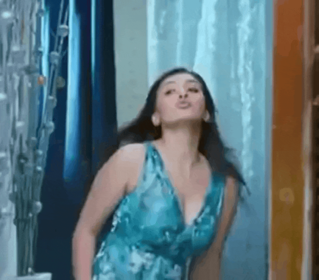 Hansika Motwani Tries On Outfits