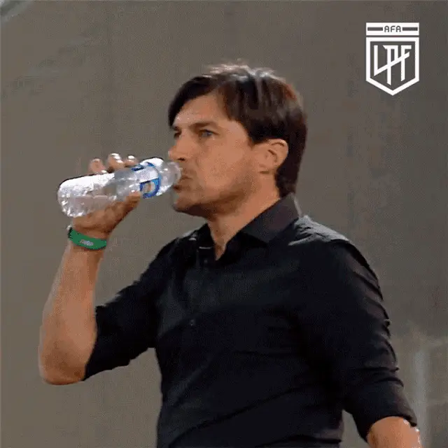 Coach Drinks Water - Liga Profesional De Fútbol De La Afa