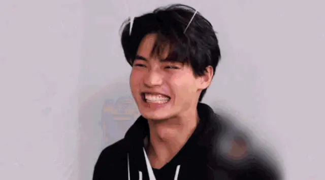 Oppa!!! Man Reacts with Hearts