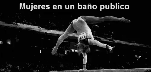Mujeres En Un Baño Publico