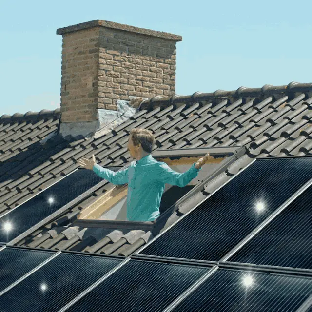 Energie Direct: Klaas op dak met zonnepanelen