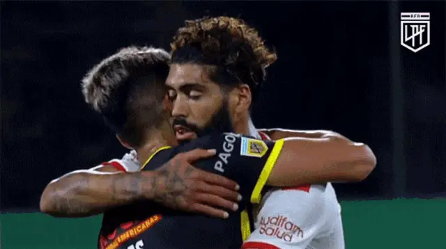 Abrazo de Hermano en Liga Profesional de Fútbol
