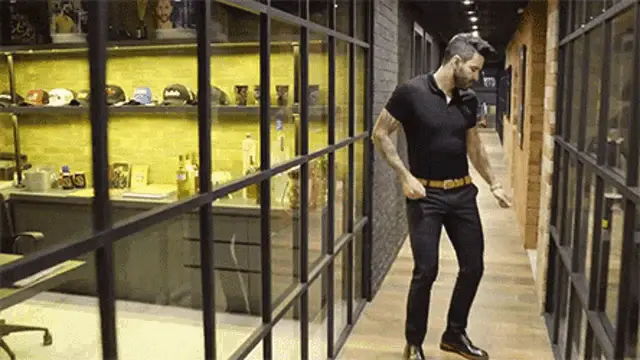 Gusttavo Lima Dançando no Escritório