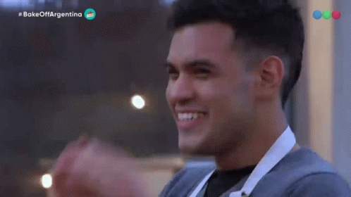 Emiliano emocionado en Bake Off Argentina