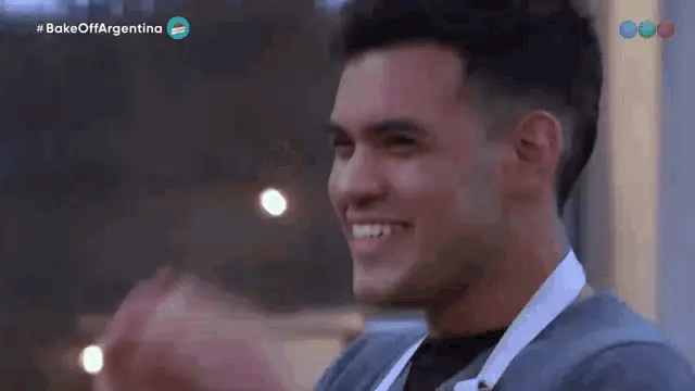 Emiliano emocionado en Bake Off Argentina