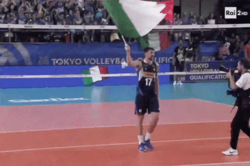 Simone Anzani con la bandiera italiana - Italvolley