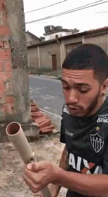 Torcedor do Atlético Mineiro acende fogos